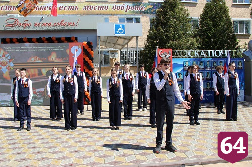 Герой России Александр Янклович поздравил с Днем Победы ветерана, проживающую в Энгельсском доме-интернате